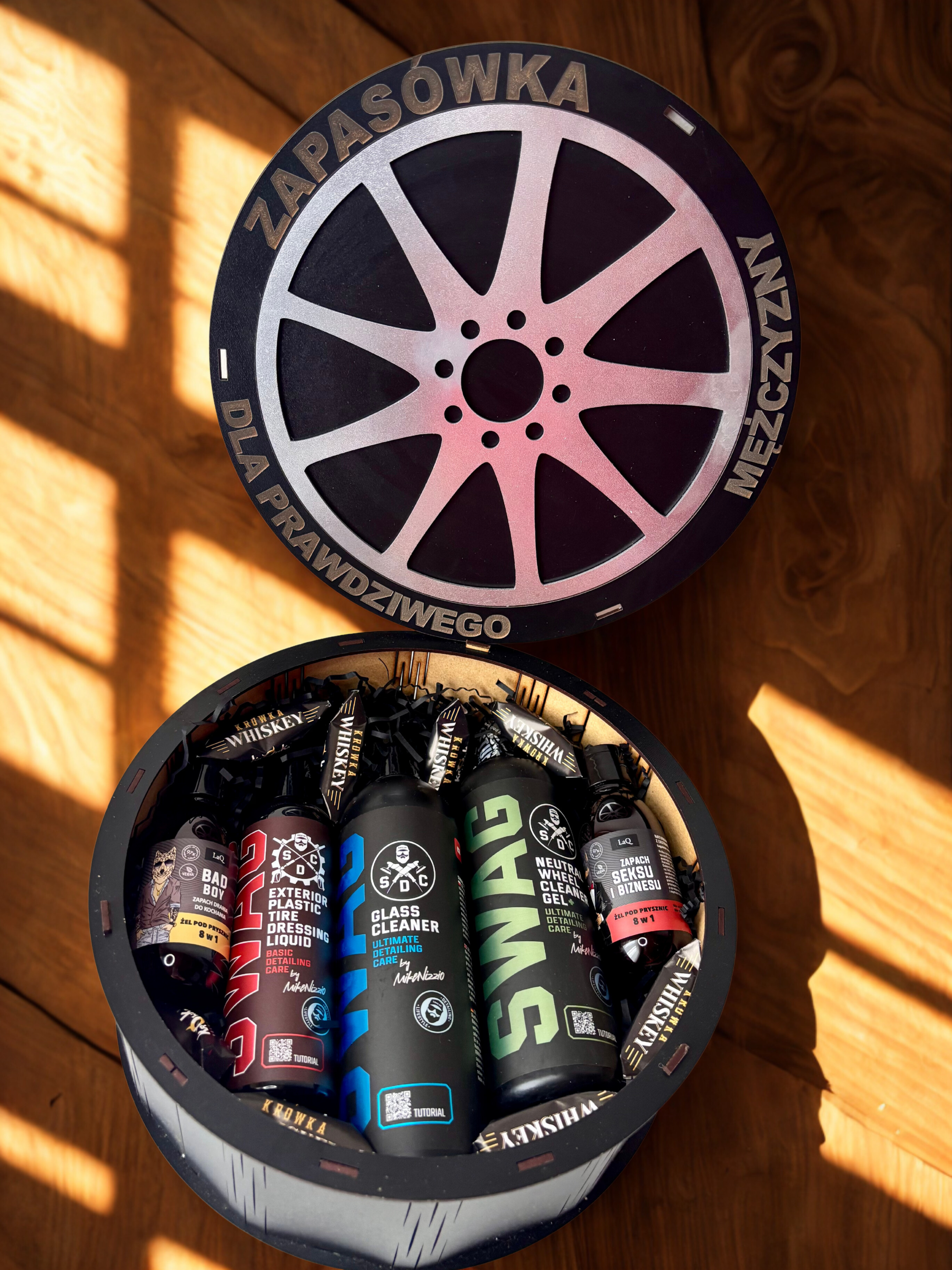 Męski drewniany box koło zapasowe